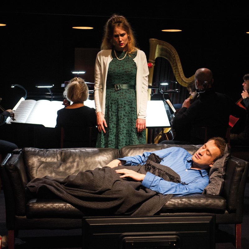 L’Homme qui prenait sa femme pour un chapeau, de Michael Nyman, mise en scène Dominique Pitoiset © Mirco Magliocca L’Homme qui prenait sa femme pour un chapeau, de Michael Nyman, mise en scène Dominique Pitoiset © Mirco Magliocca