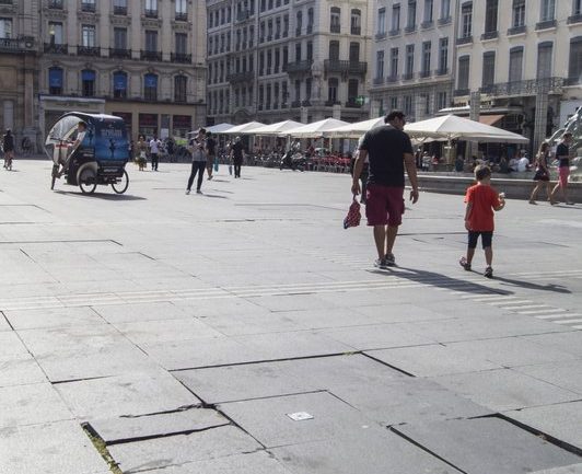 Place des Terreaux dalles abîmées