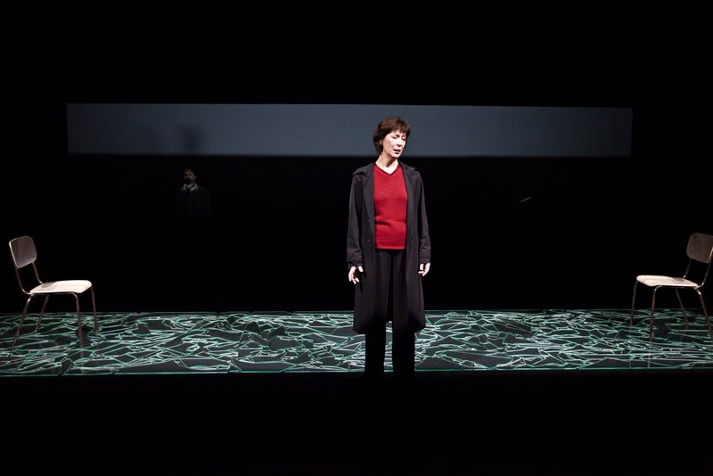 Anne Alvaro (Anna Politkovskaïa) dans “Femme non rééducable” de Stefano Massini, mise en scène Arnaud Meunier © Jean-Louis Fernandez