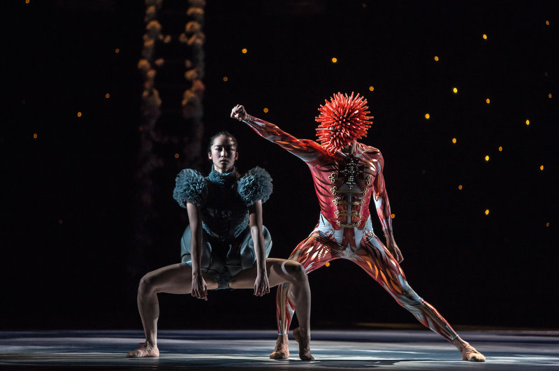 Sara Shigenari (Marie) et Nahuel Vega (le prince des Noix) dans “Casse-Noisette” – ballet du Grand Théâtre de Genève, chorégraphie Jeroen Verbruggen © GTG Gregory Batardon