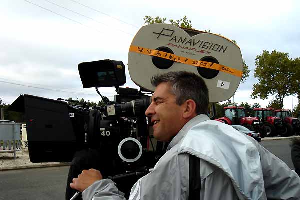 Le réalisateur Alain Guiraudie sur le tournage du “Roi de l’évasion” © Les Films du Losange