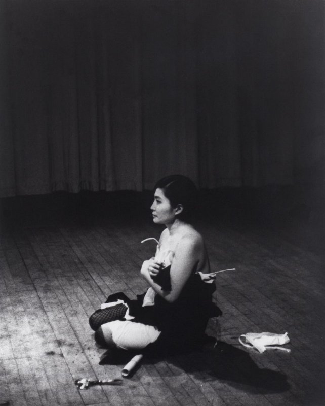 Yoko Ono, Cut Piece, 1964-1965 © Courtesy de l’artiste