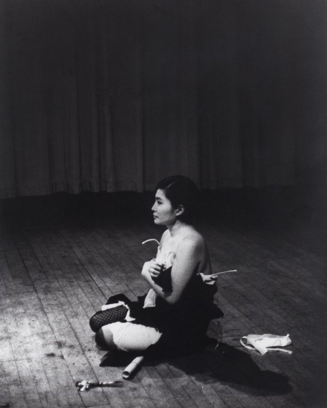 Yoko Ono, Cut Piece, 1964-1965 © Courtesy de l’artiste Yoko Ono, Cut Piece, 1964-1965 © Courtesy de l’artiste