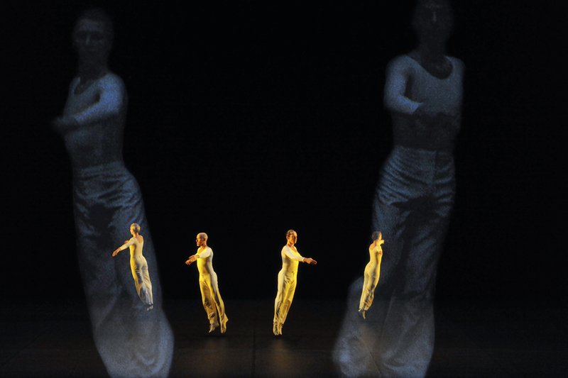 Dance I, II, III – Chorégraphie de Lucinda Childs, interprétée ici par la Lucinda Childs Company, au théâtre de la Ville, à Paris, en octobre 2014 © Nathalie Vu-Dinh Dance I, II, III – Chorégraphie de Lucinda Childs, interprétée ici par la Lucinda Childs Company, au théâtre de la Ville, à Paris, en octobre 2014 © Nathalie Vu-Dinh