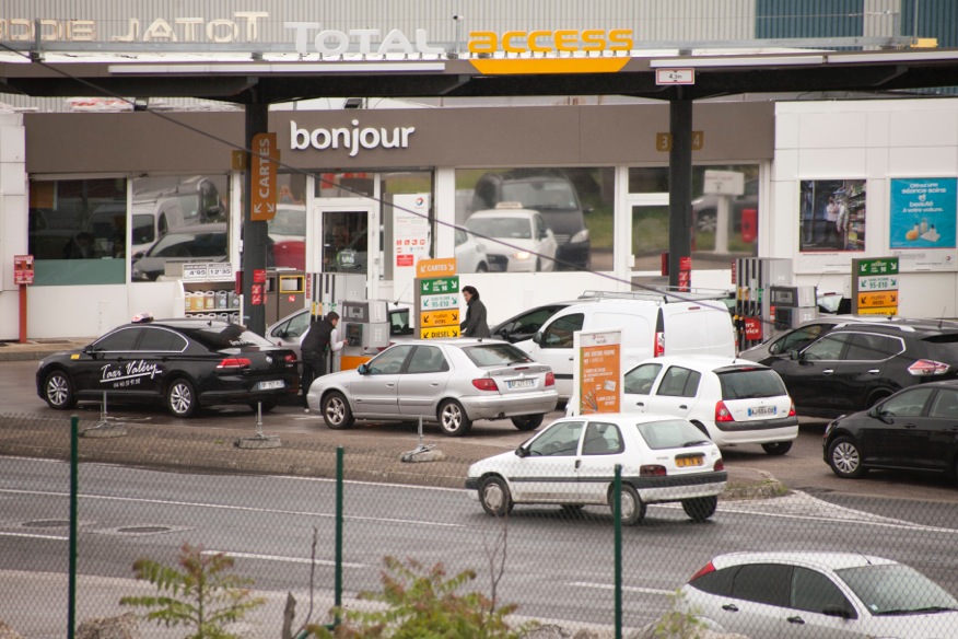 Aux stations service, les files de voitures s'allongent. Aux stations service, les files de voitures s'allongent.