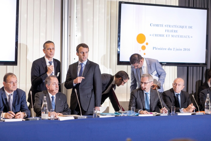 Emmanuel Macron au comité stratégique de la filière chimique, chez Arkema, le 2 juin 2016 © Tim Douet