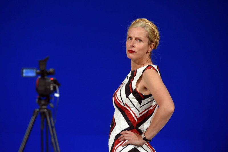 Karin Viard dans “Vera” de Peter Zelenka mis en scène par Elise Vigier et Marcial di Fonzo Bo © Tristan Jeanne-Valès Karin Viard dans “Vera” de Peter Zelenka mis en scène par Elise Vigier et Marcial di Fonzo Bo © Tristan Jeanne-Valès