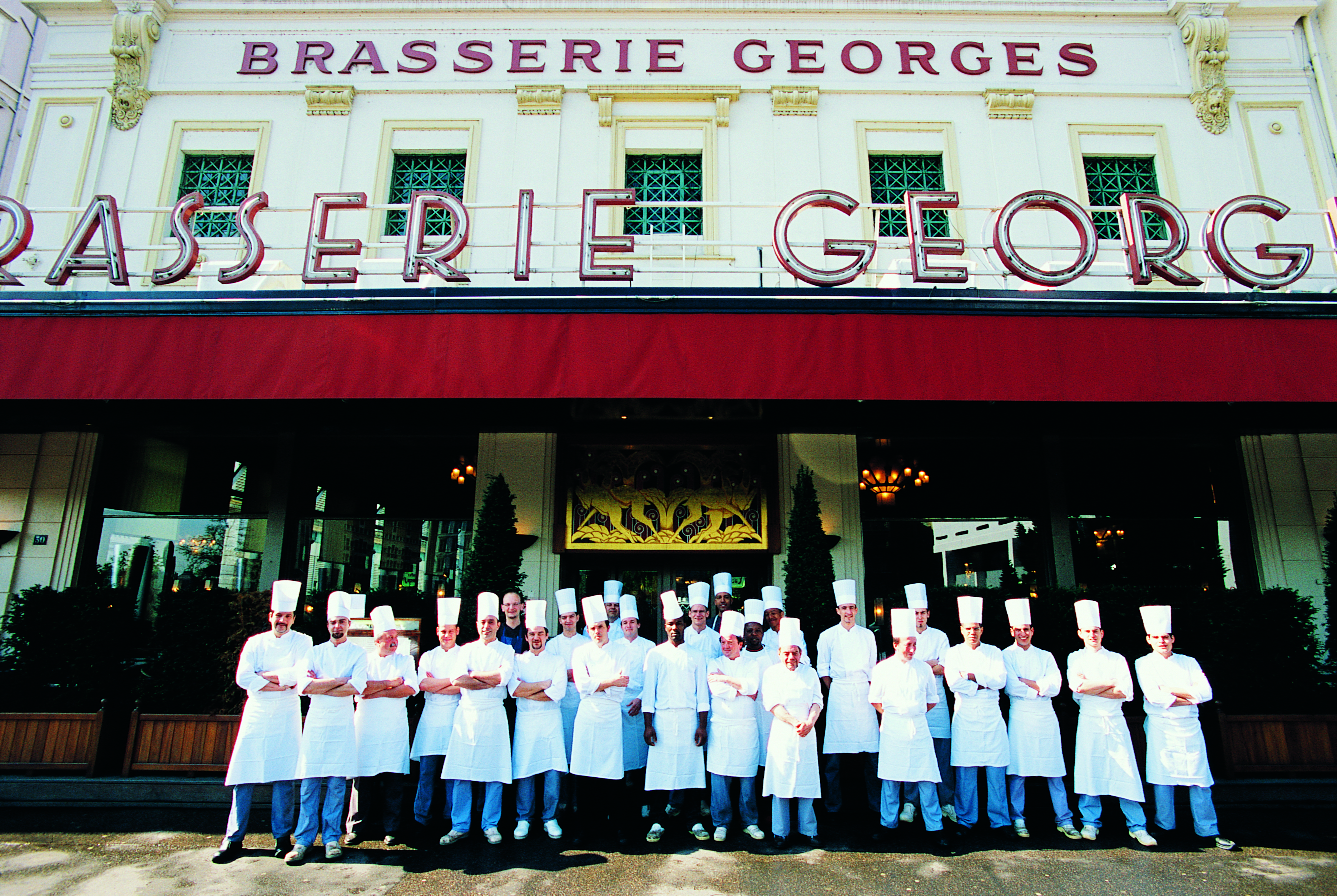 Le chef de cuisine donne alors ses ordres par micro aux 20 cuisiniers de métier, assistés de 3 sous-chefs. “C’est une véritable ingénierie qui fonctionne à flux tendu, confirme Jacky Gallmann, le directeur. Le chef de cuisine donne alors ses ordres par micro aux 20 cuisiniers de métier, assistés de 3 sous-chefs. “C’est une véritable ingénierie qui fonctionne à flux tendu, confirme Jacky Gallmann, le directeur.
