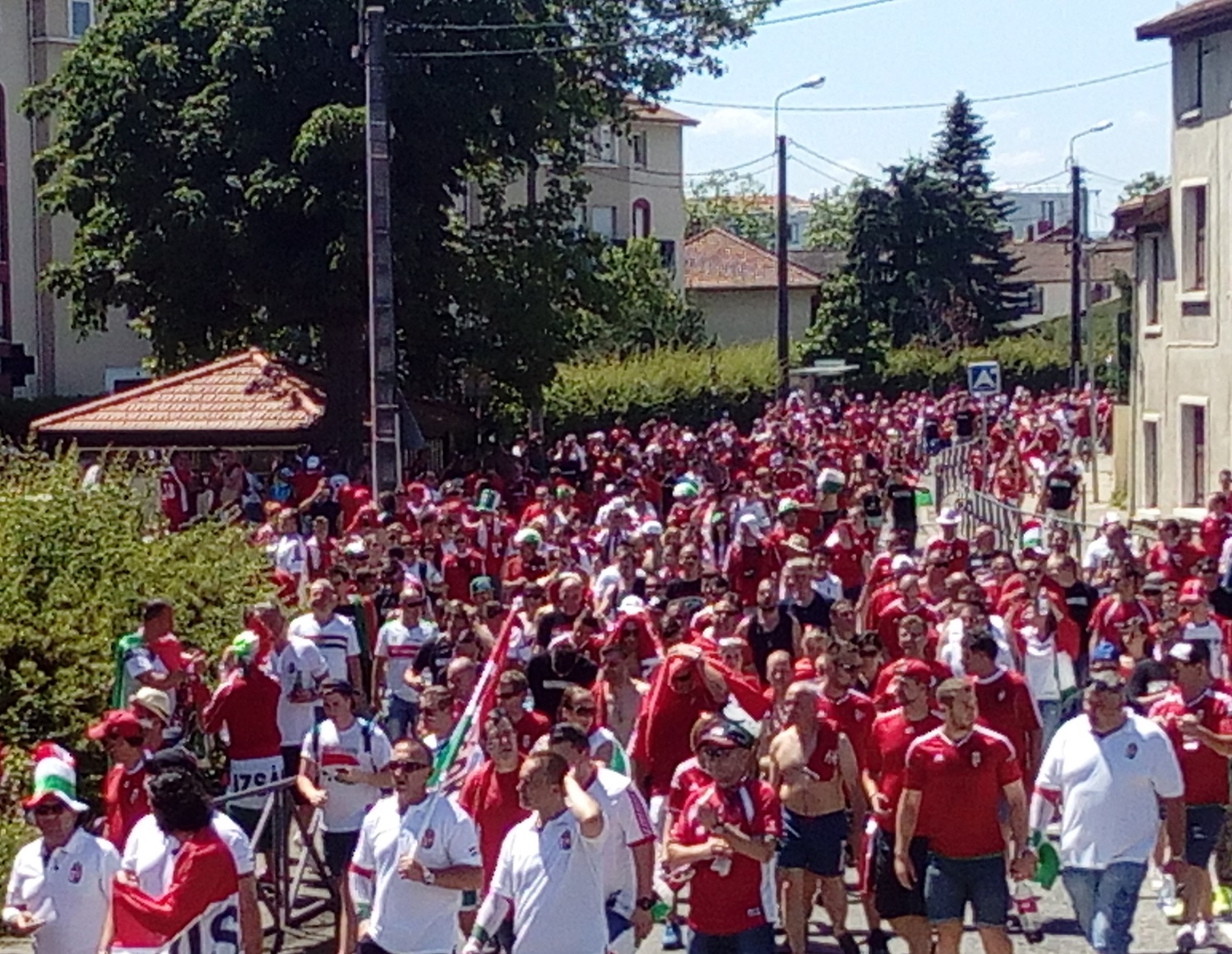 Défilé des supporters hongrois à Décines Défilé des supporters hongrois à Décines