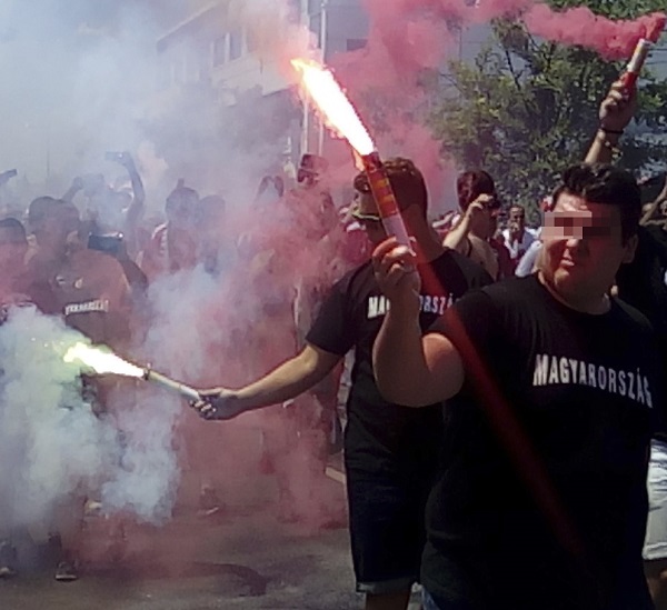 Des supporters hongrois avec des fumigènes