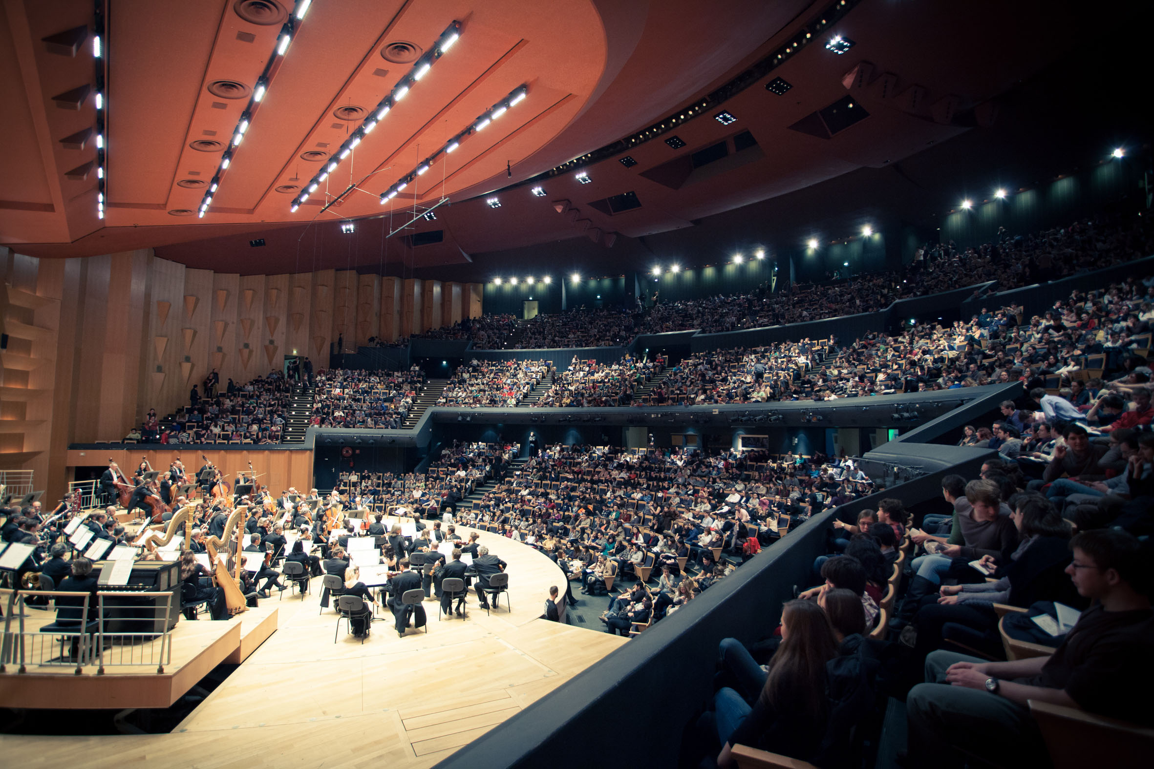 Куда зал. Кремлёвский дворец концертный зал. Московский дворец молодежи зал. Санкт-петербургский академический театр имени ленсовета. Куда зал.