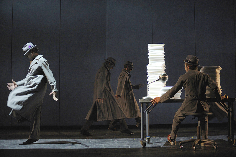 Cirkopolis, par le cirque Eloize © Valérie Remise / 2012 Productions Neuvart Cirkopolis, par le cirque Eloize © Valérie Remise / 2012 Productions Neuvart
