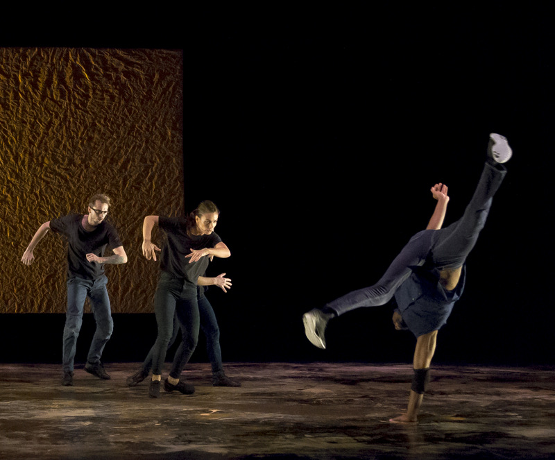 Boomerang – Chorégraphie de Bouba Landrille Tchouda © Fabrice Hernandez Boomerang – Chorégraphie de Bouba Landrille Tchouda © Fabrice Hernandez
