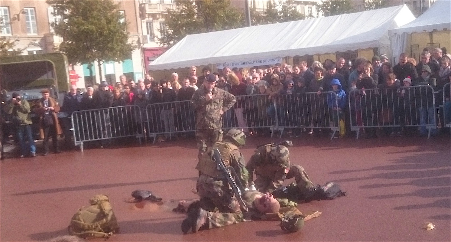 Démonstration dynamique d'un sauvetage militaire place Bellecour