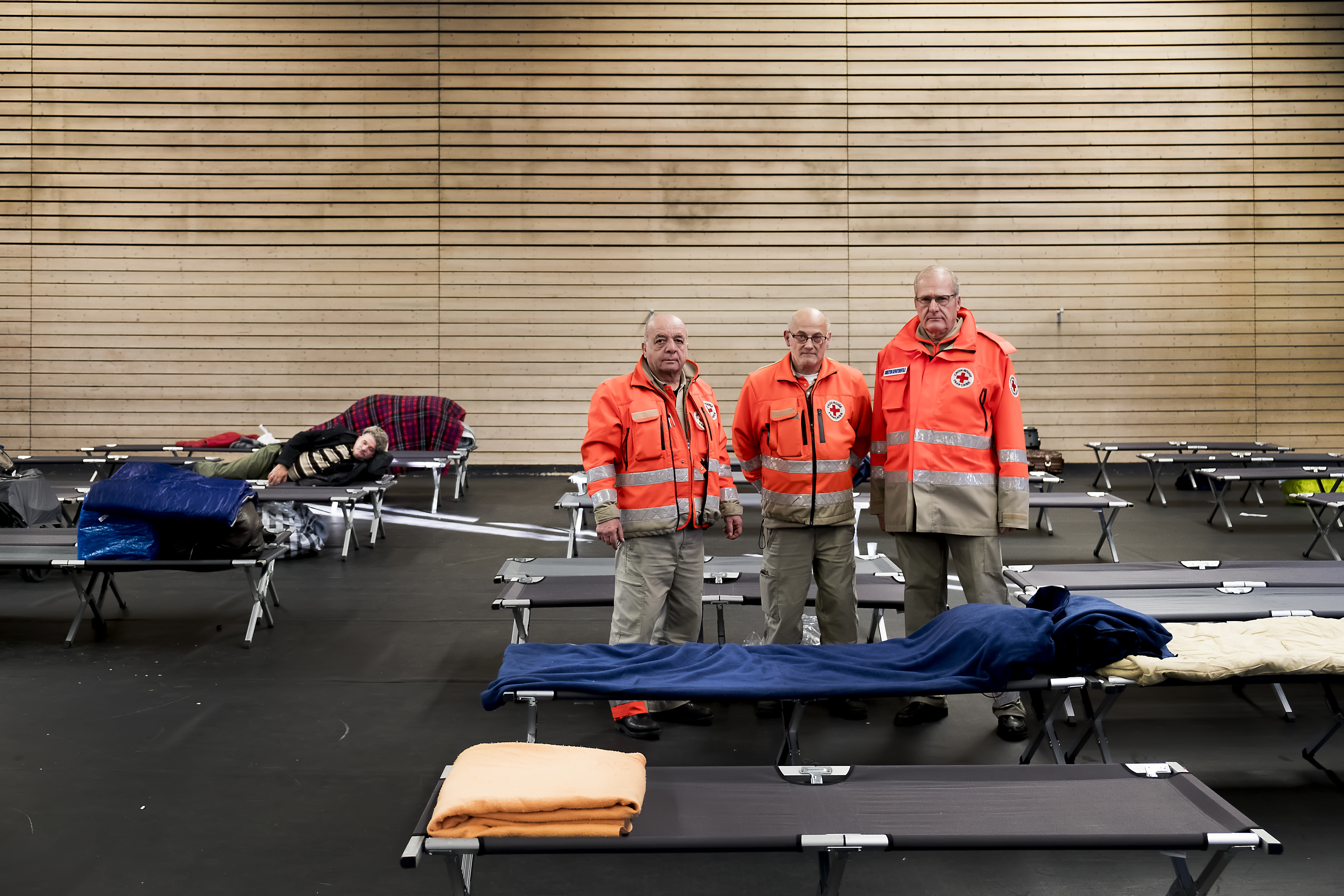 SDF Albanais mis à l’abri par la Croix-Rouge française dans un gymnase du 2e arrondissement en janvier 2017 © Tim Douet