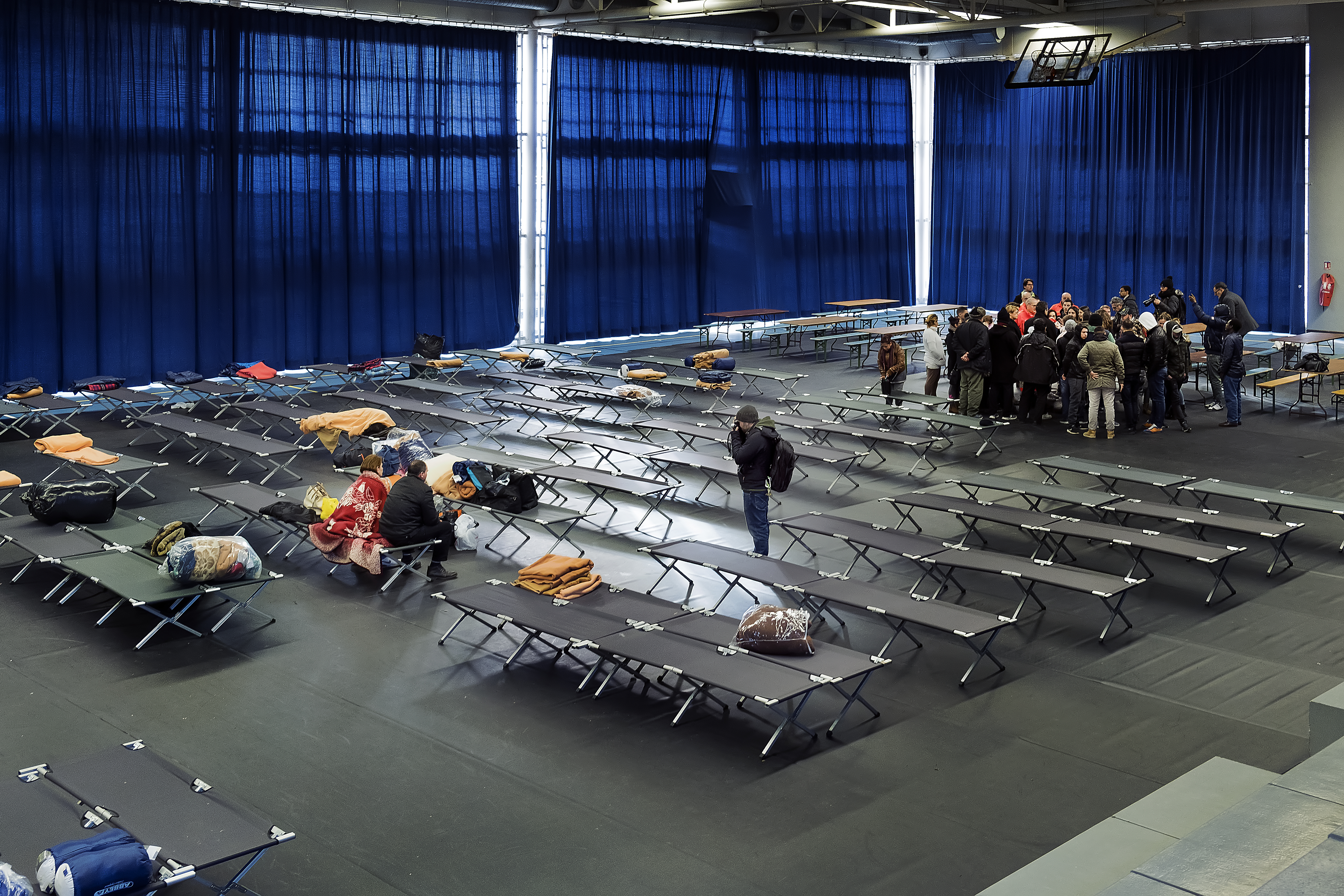 Réfugiés albanais dans un gymnase lyonnais, plan Grand Froid, janvier 2017 © Tim Douet Réfugiés albanais dans un gymnase lyonnais, plan Grand Froid, janvier 2017 © Tim Douet
