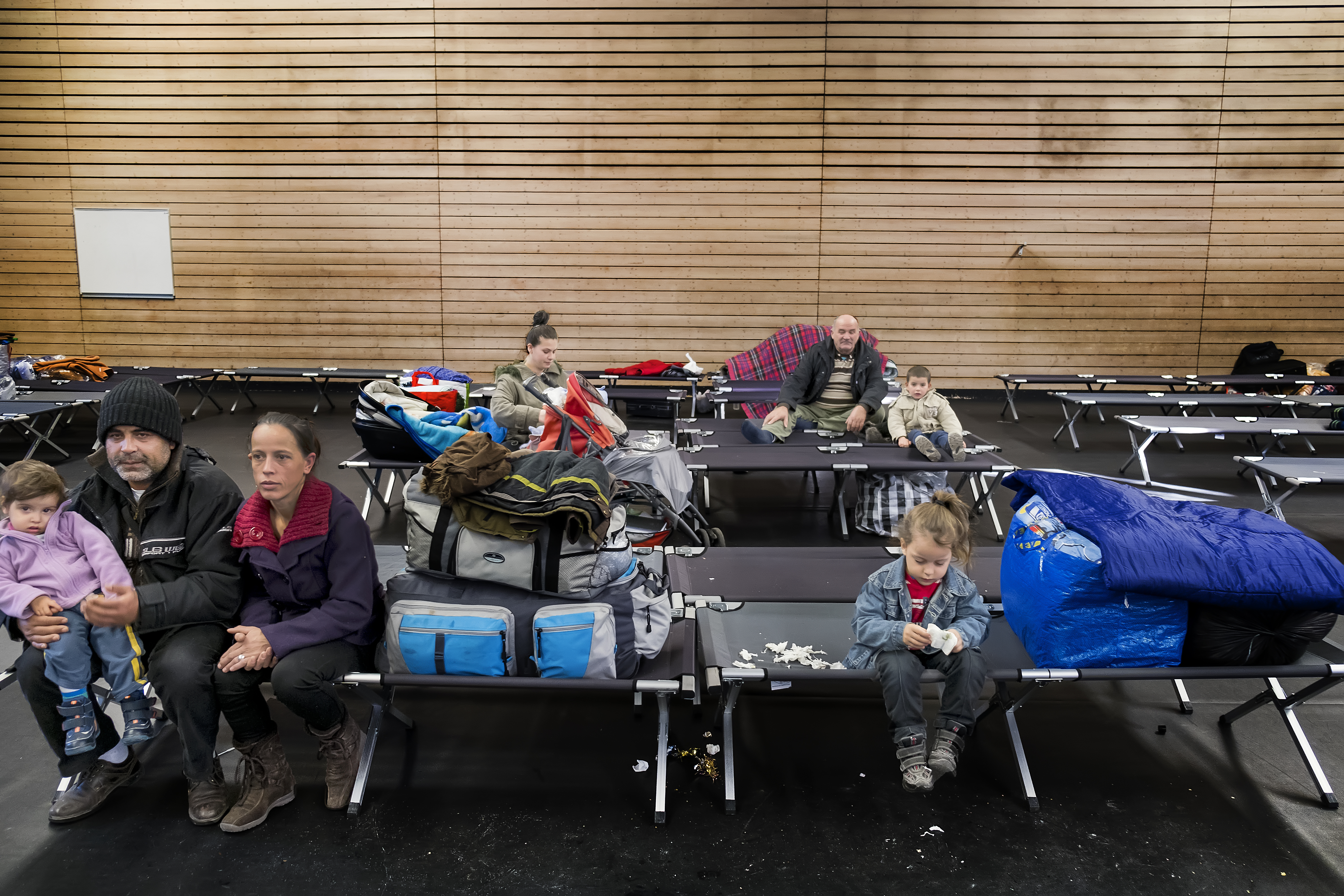 Réfugiés albanais dans un gymnase lyonnais, plan Grand Froid, janvier 2017 © Tim Douet Réfugiés albanais dans un gymnase lyonnais, plan Grand Froid, janvier 2017 © Tim Douet