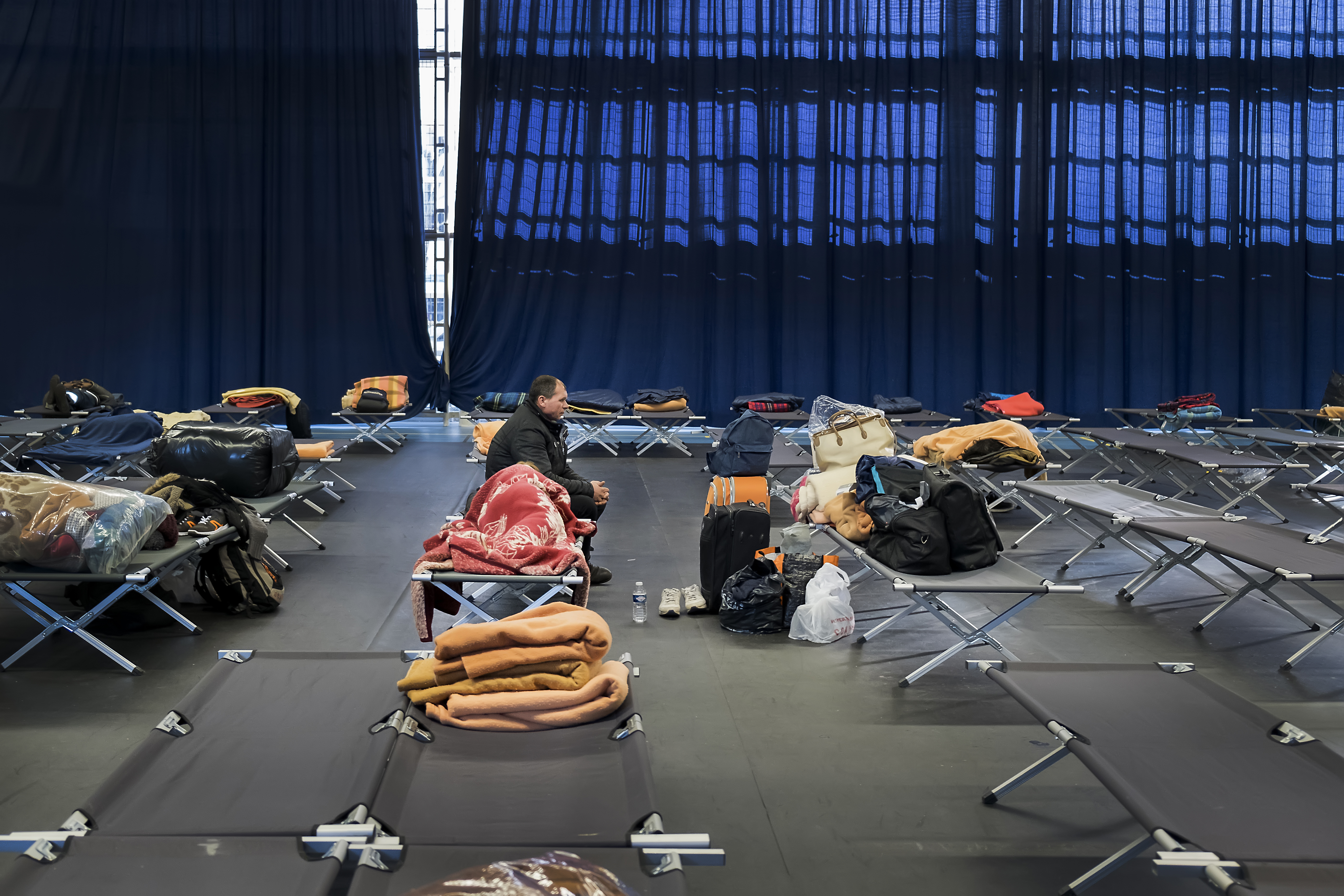 Réfugiés albanais dans un gymnase lyonnais, plan Grand Froid, janvier 2017 © Tim Douet