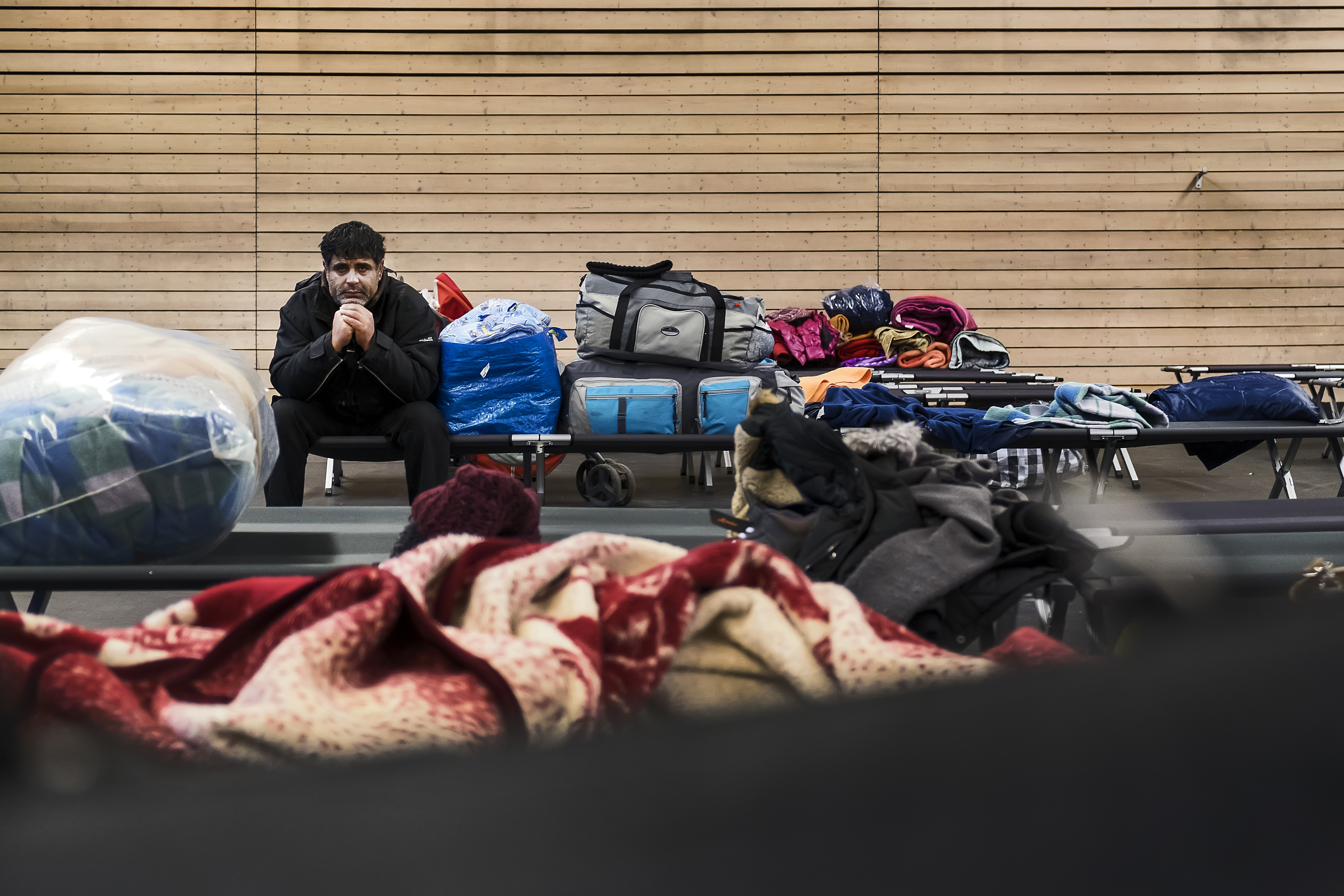 Réfugiés albanais dans un gymnase lyonnais, plan Grand Froid, janvier 2017 © Tim Douet