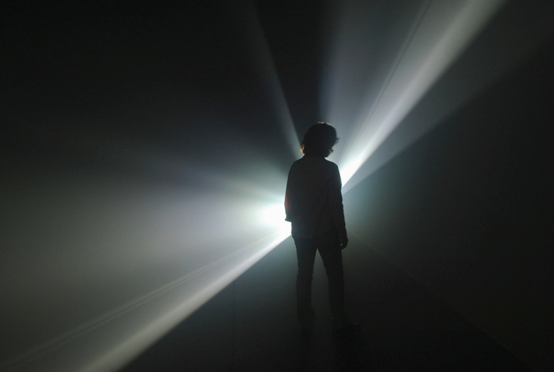 Anthony McCall – Between You and I et autres films de lumière solide, IAC © Blaise Adilon