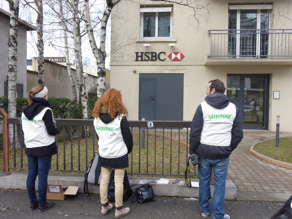 Des militants Greenpeace devant la banque HSBC à Vaise