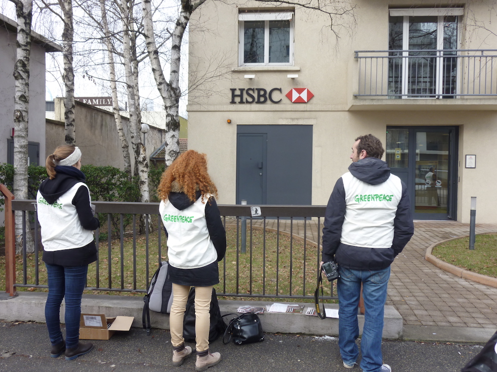 Des militants Greenpeace devant la banque HSBC à Vaise Des militants Greenpeace devant la banque HSBC à Vaise