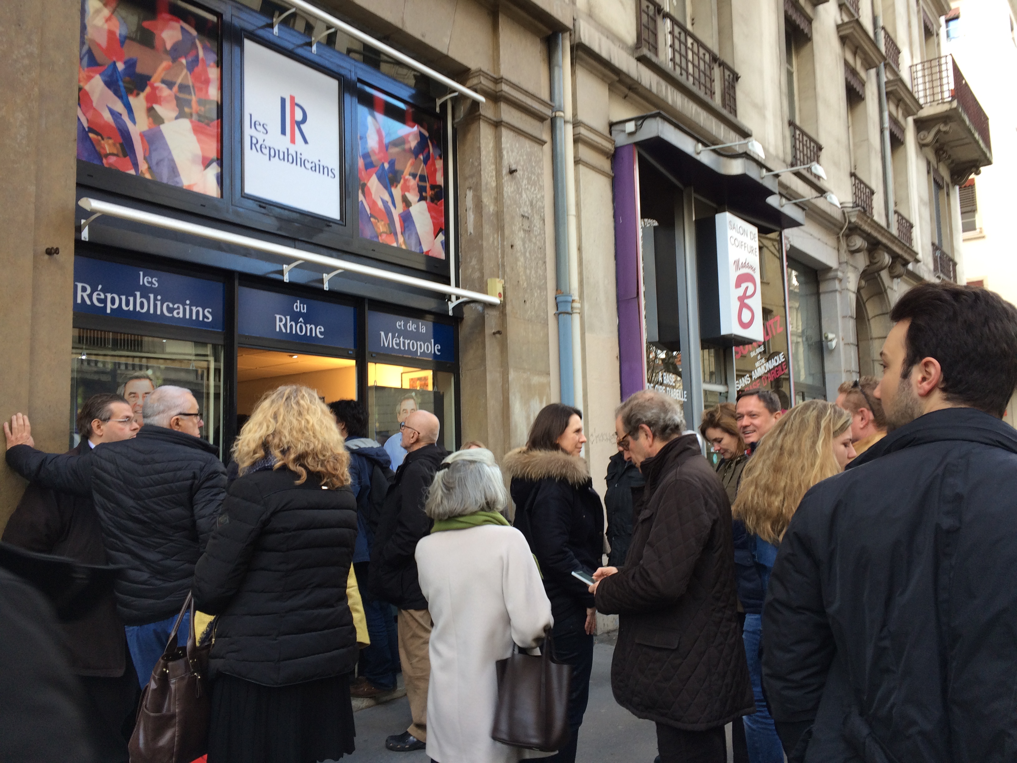 Les Républicains réunis devant la permanence, le 4 février © Camille Sarazin