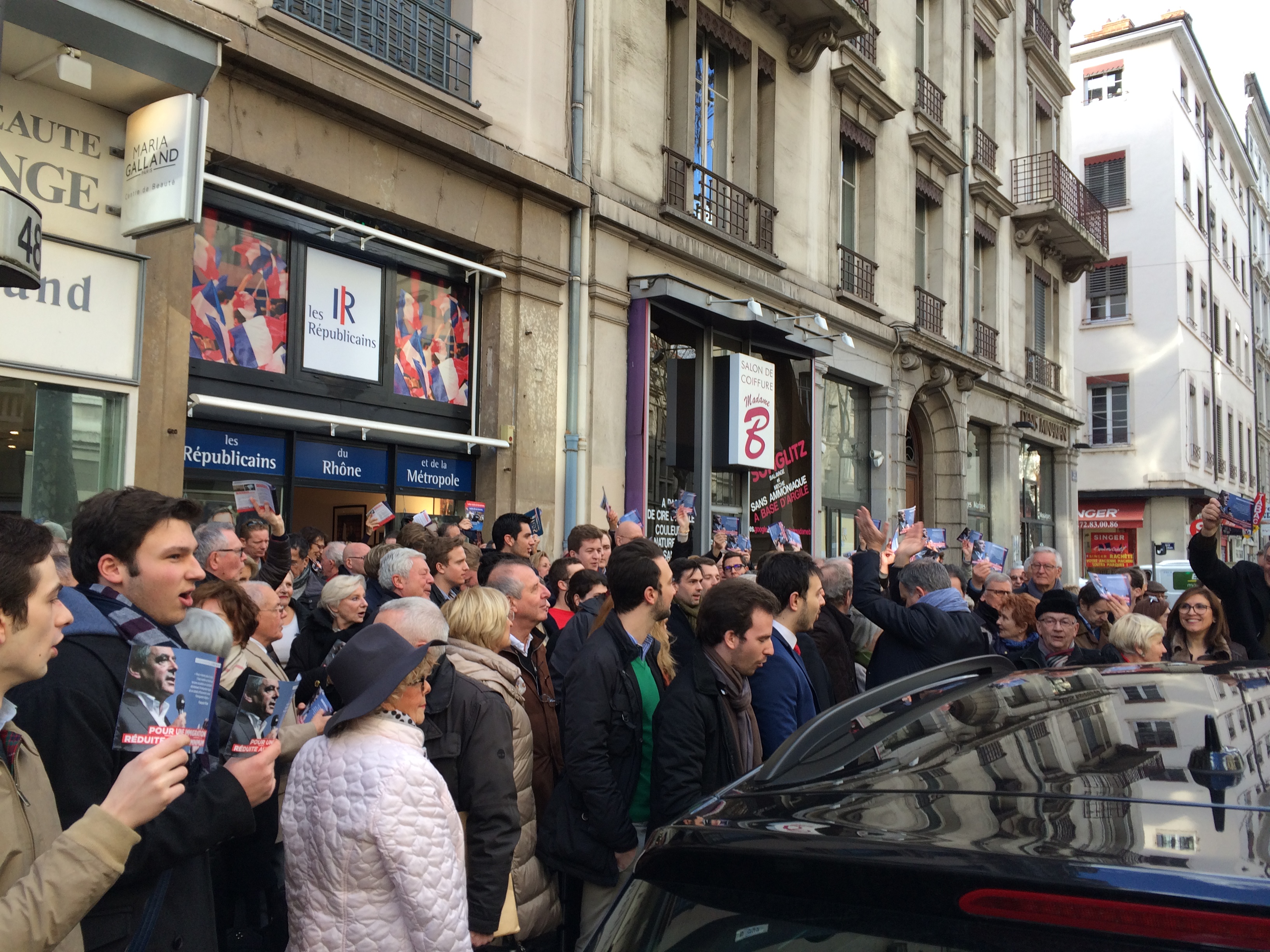 Les Républicains réunis devant la permanence, le 4 février © Camille Sarazin