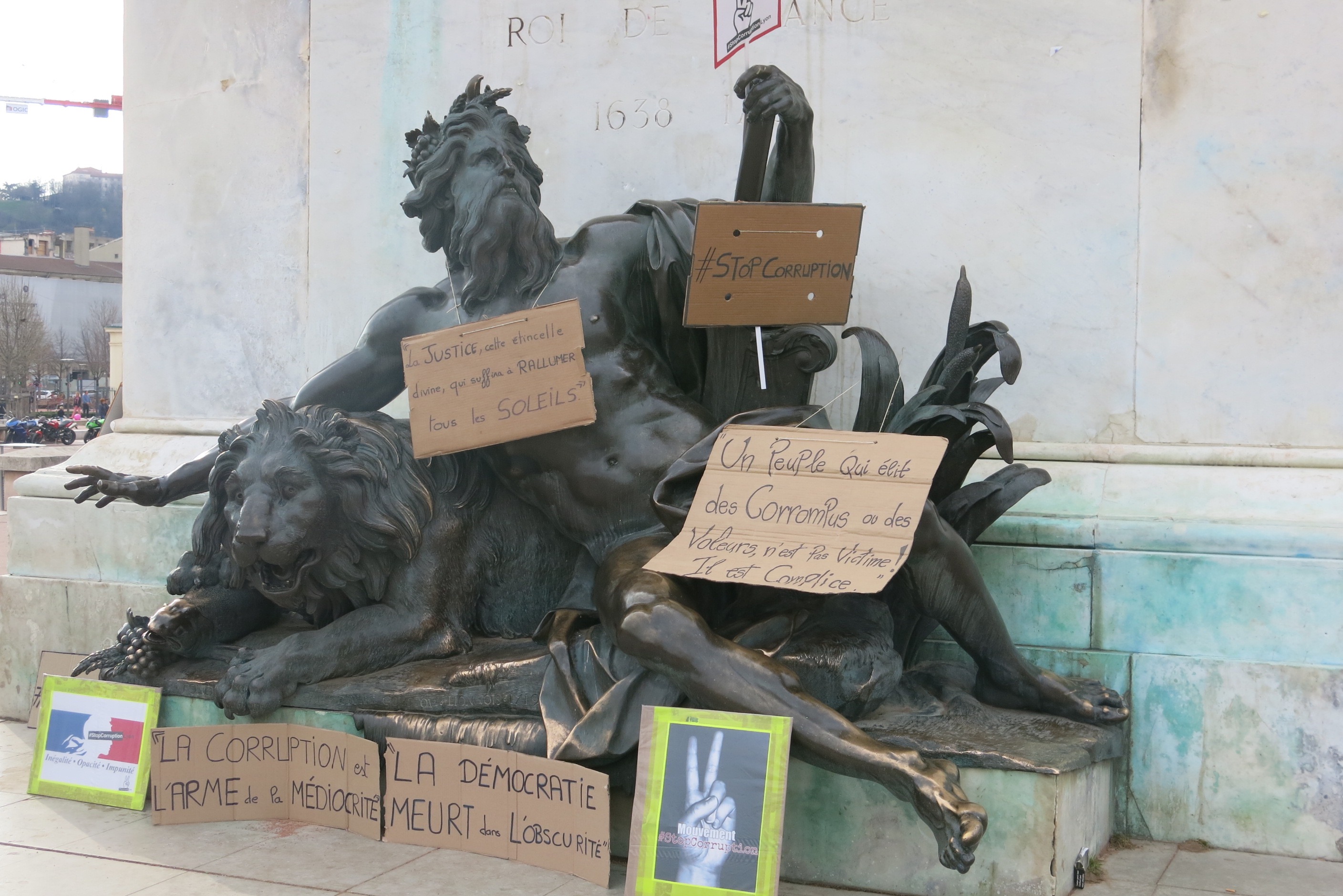L'allégorie du Rhône de Guillaume Coustou recouverte de pancartes