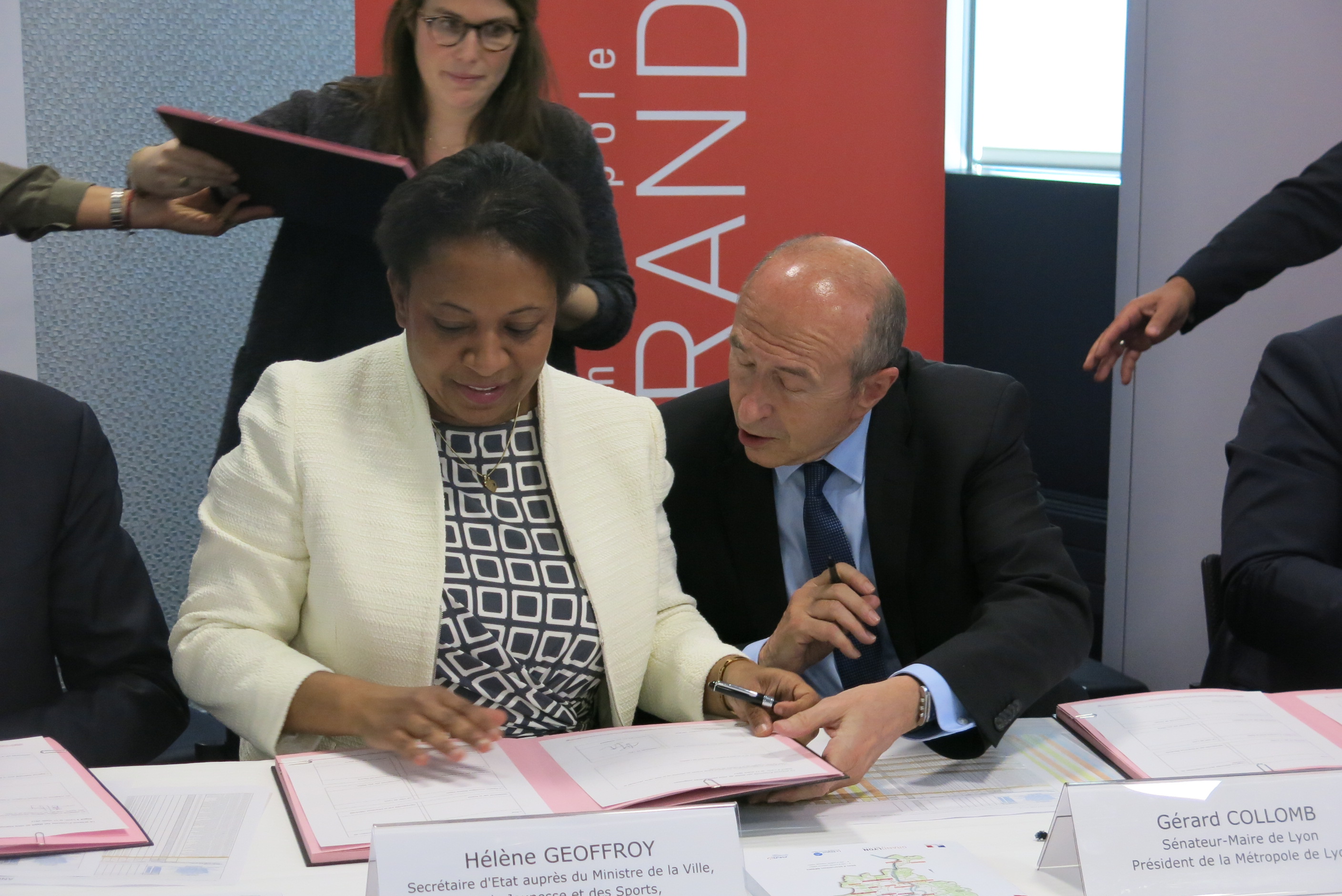 Hélène Geoffroy et Gérard Collomb signe le protocole de préfiguration du NPNRU Hélène Geoffroy et Gérard Collomb signe le protocole de préfiguration du NPNRU