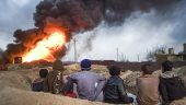 Local_boys_observing_cityscape_of_Qayyarah_town_on_fire.The_Mosul_District