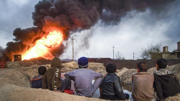 Local_boys_observing_cityscape_of_Qayyarah_town_on_fire.The_Mosul_District