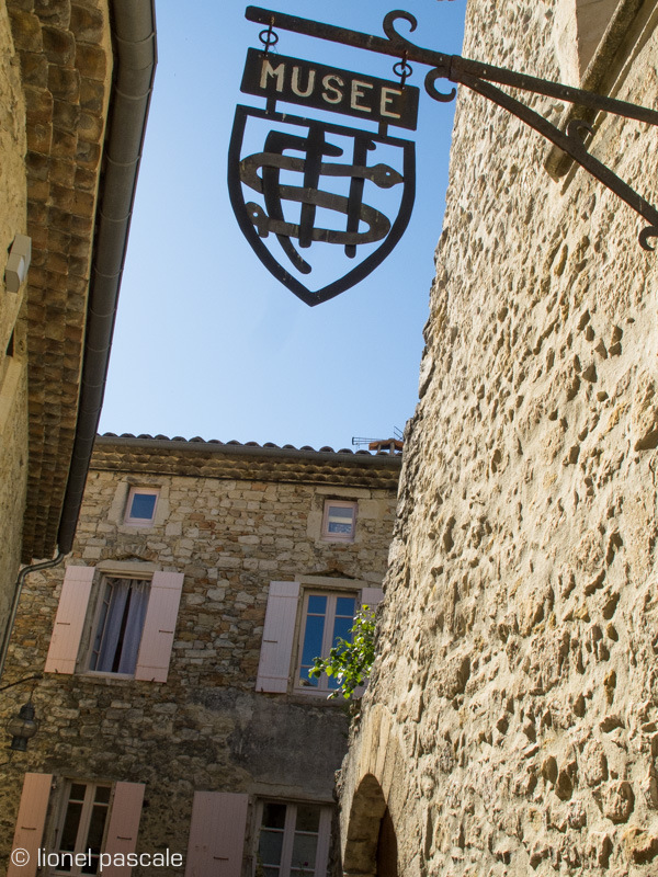 L’enseigne du Musée protestant, au Poët-Laval © L. Pascale / Drôme Tourisme