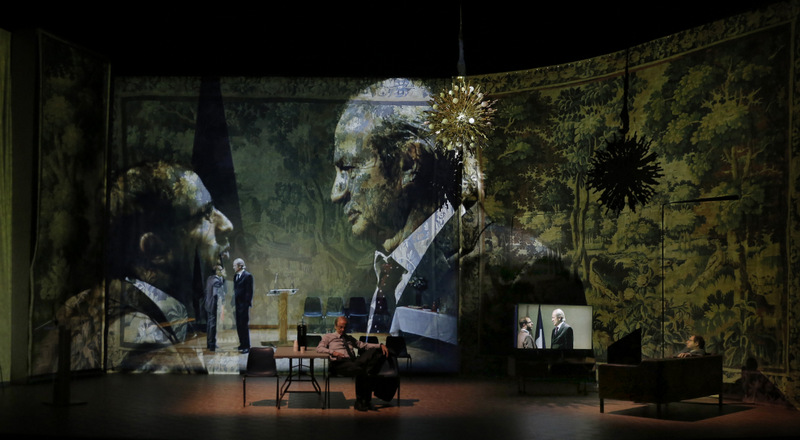 Honneur à notre élue, de Marie N'Diaye – Mise en scène Frédéric Bélier-Garcia, avec Patrick Chesnais © Pascal Victor / ArtComPress Honneur à notre élue, de Marie N'Diaye – Mise en scène Frédéric Bélier-Garcia, avec Patrick Chesnais © Pascal Victor / ArtComPress