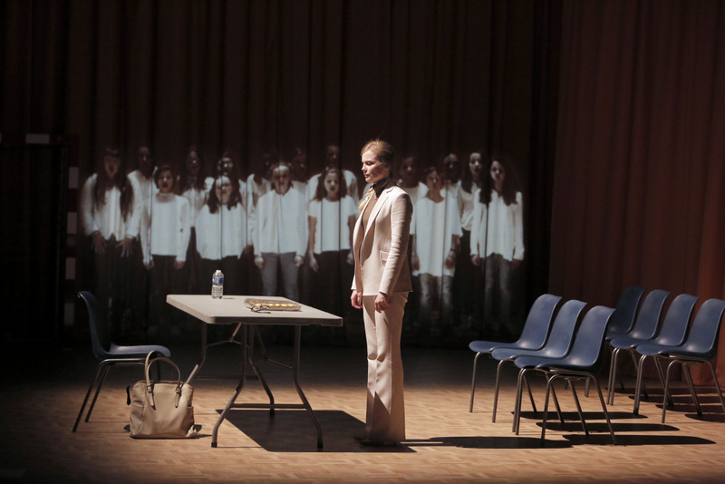 Isabelle Carré dans “Honneur à notre élue” de Marie N'Diaye – Mise en scène Frédéric Bélier-Garcia © Pascal Victor / ArtComPress Isabelle Carré dans “Honneur à notre élue” de Marie N'Diaye – Mise en scène Frédéric Bélier-Garcia © Pascal Victor / ArtComPress