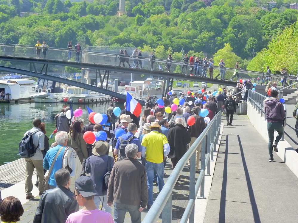 Un cortège qui a parcouru le bassin nautique de la Confluence