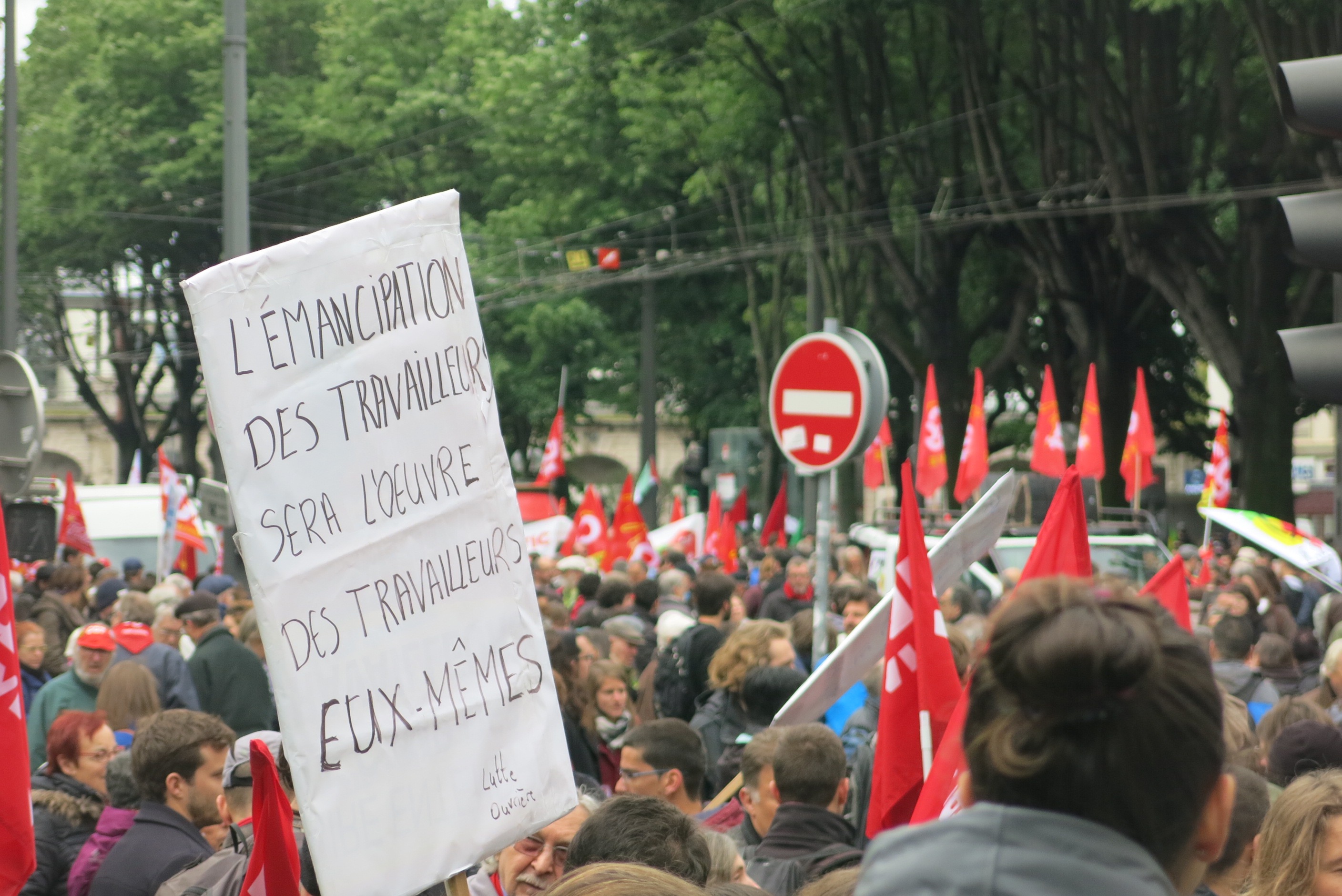 Le cortège au départ de la place Jean Macé, le 1er mai 2017