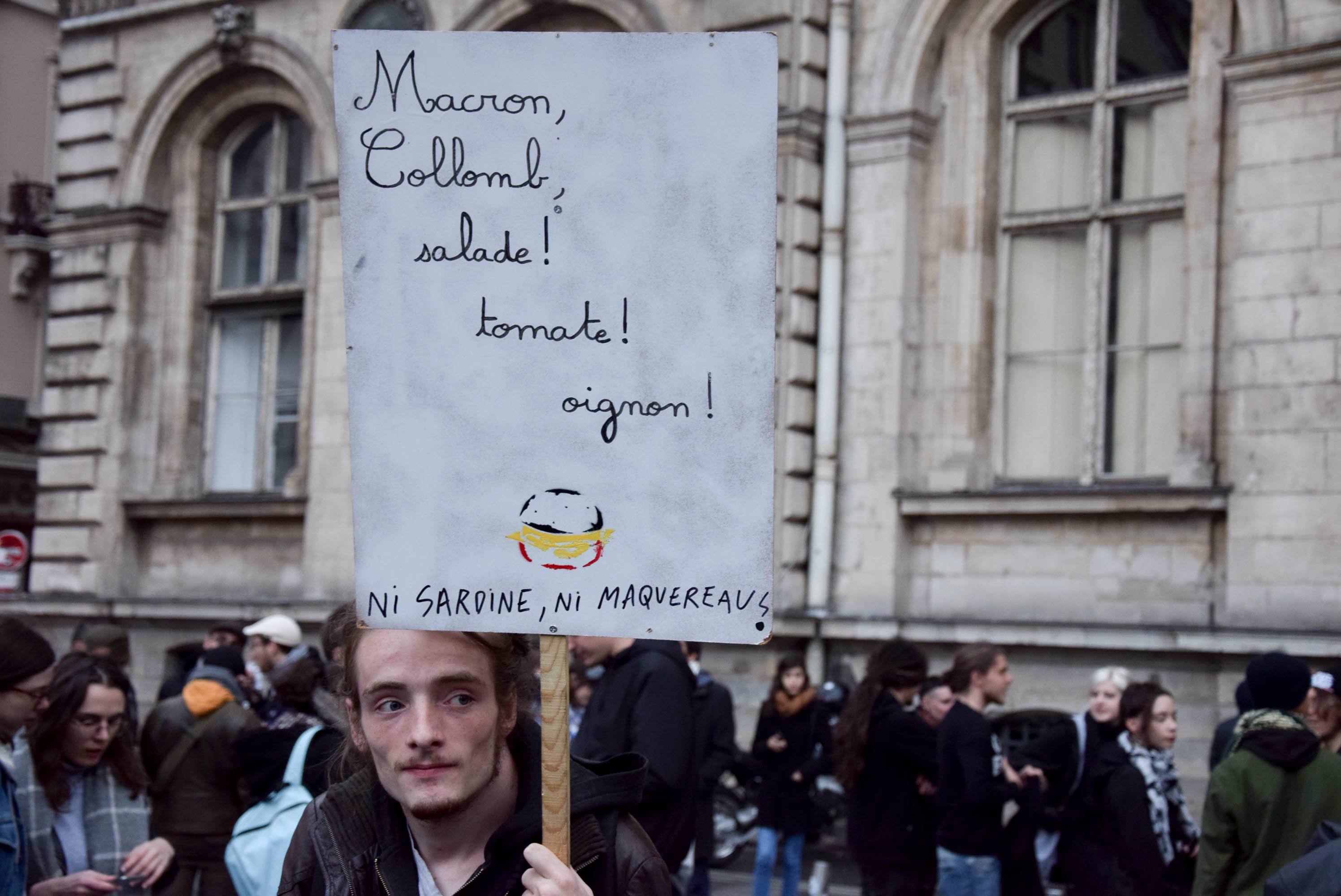 L'extrême gauche manifeste contre l'élection présidentielle place des Terreaux.