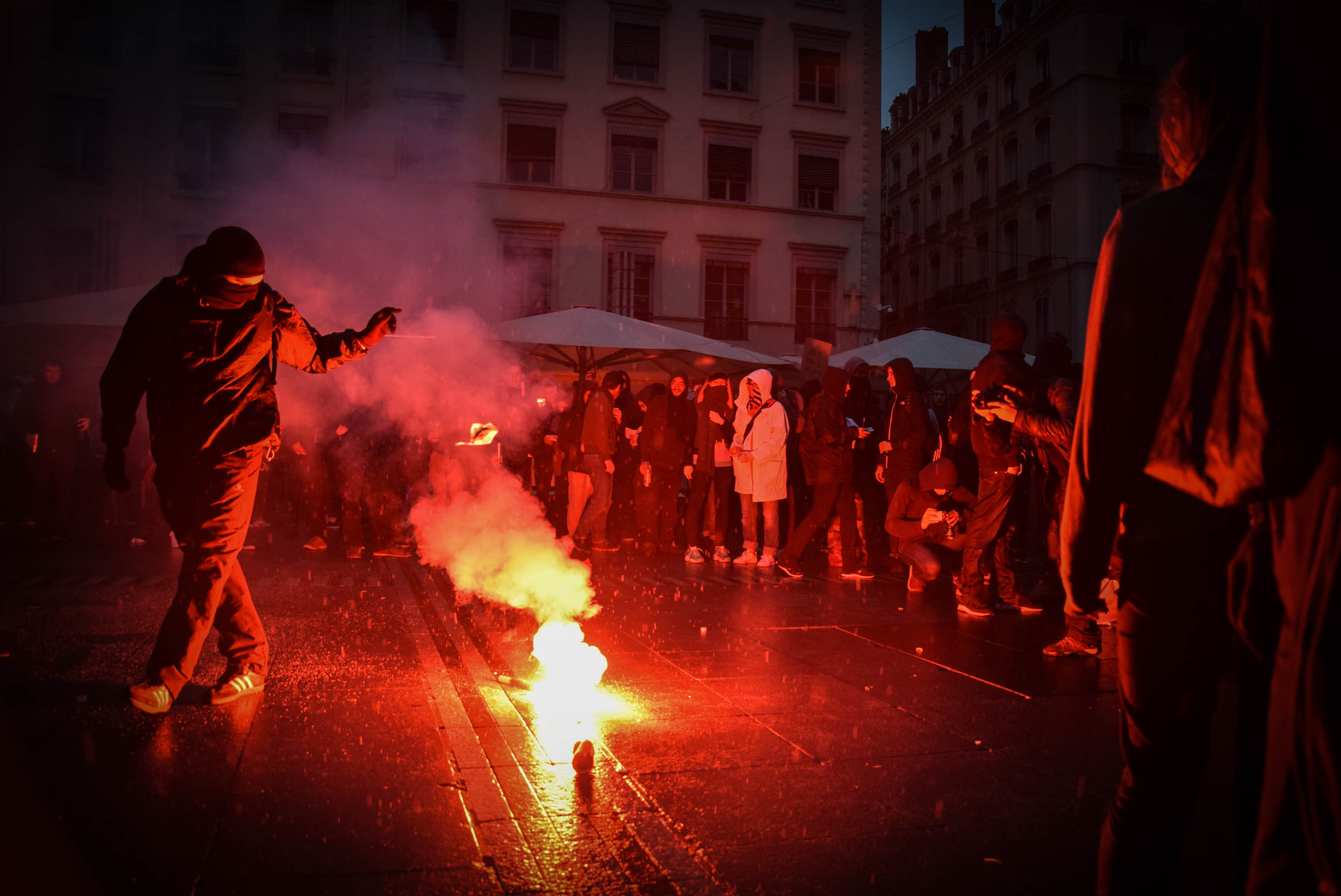 Des fumigènes ont été allumés sur la place des Terreaux par des militants de l'extrême gauche. Des fumigènes ont été allumés sur la place des Terreaux par des militants de l'extrême gauche.