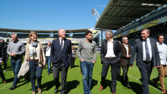 Laurent Wauquiez lors d'un visite au stade du club de rugby de Clermont-Ferrand