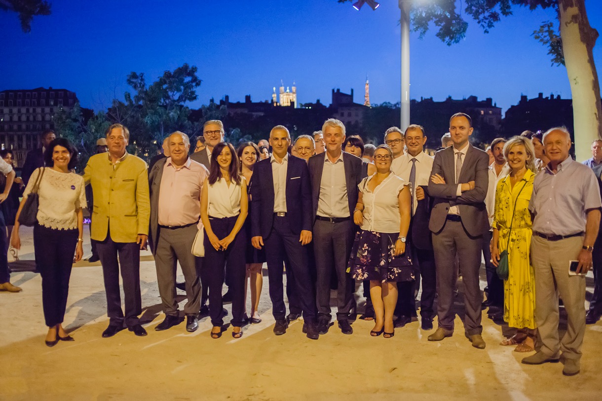 Les députés En Marche posent sur les berges du Rhône au soir du second tour des législatives 2017 © Tim Douet