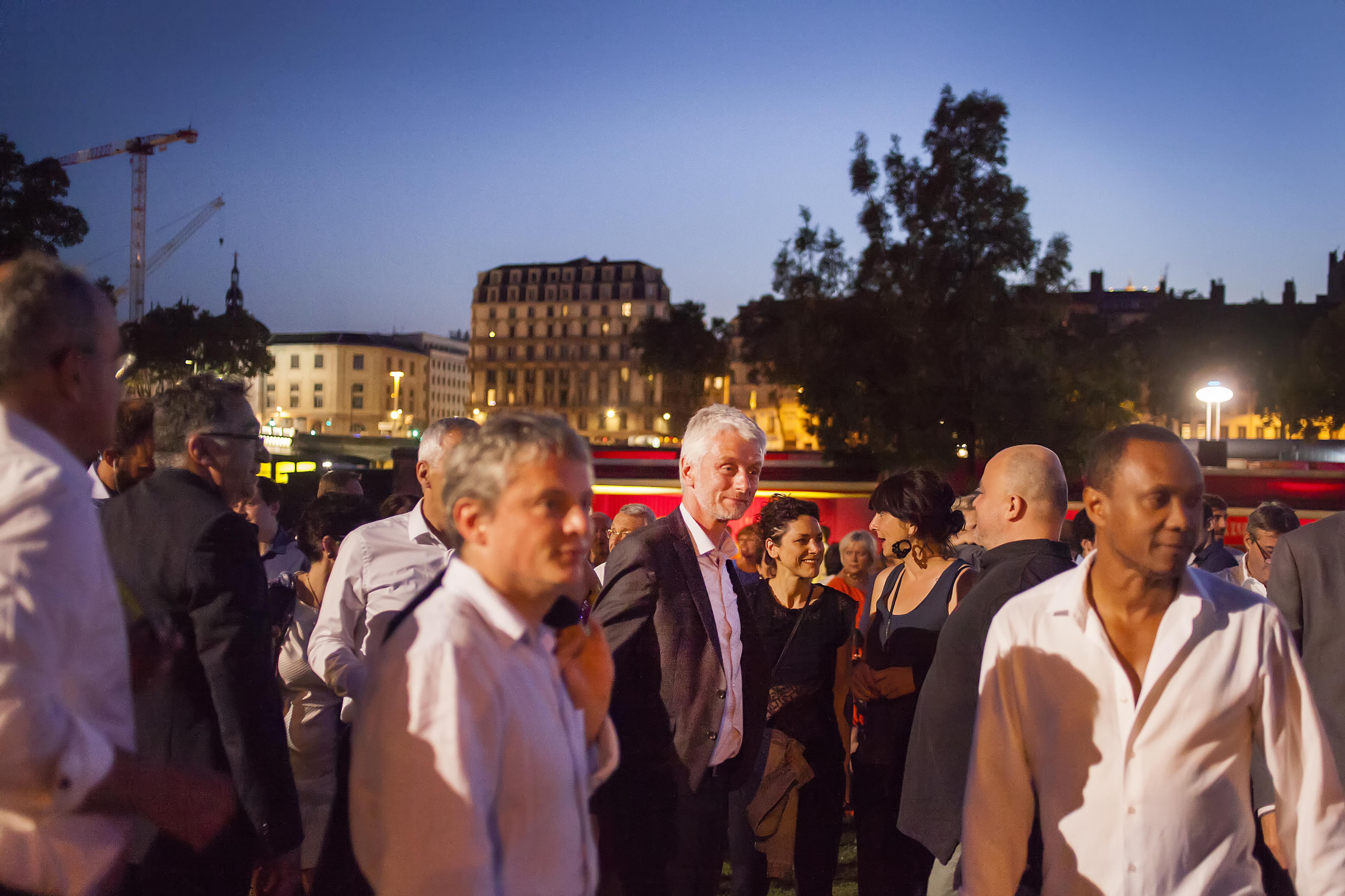 Hubert Julien-Laferrière (au centre de la photo), sur les berges du Rhône au soir du second tour des législatives 2017 © Tim Douet