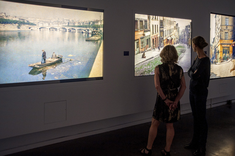 Vue de l’exposition “Lumière! le cinéma inventé” au musée des Confluences – autochromes de Lyon (1935-1938 / coll. Institut Lumière) © Olivier Garcin