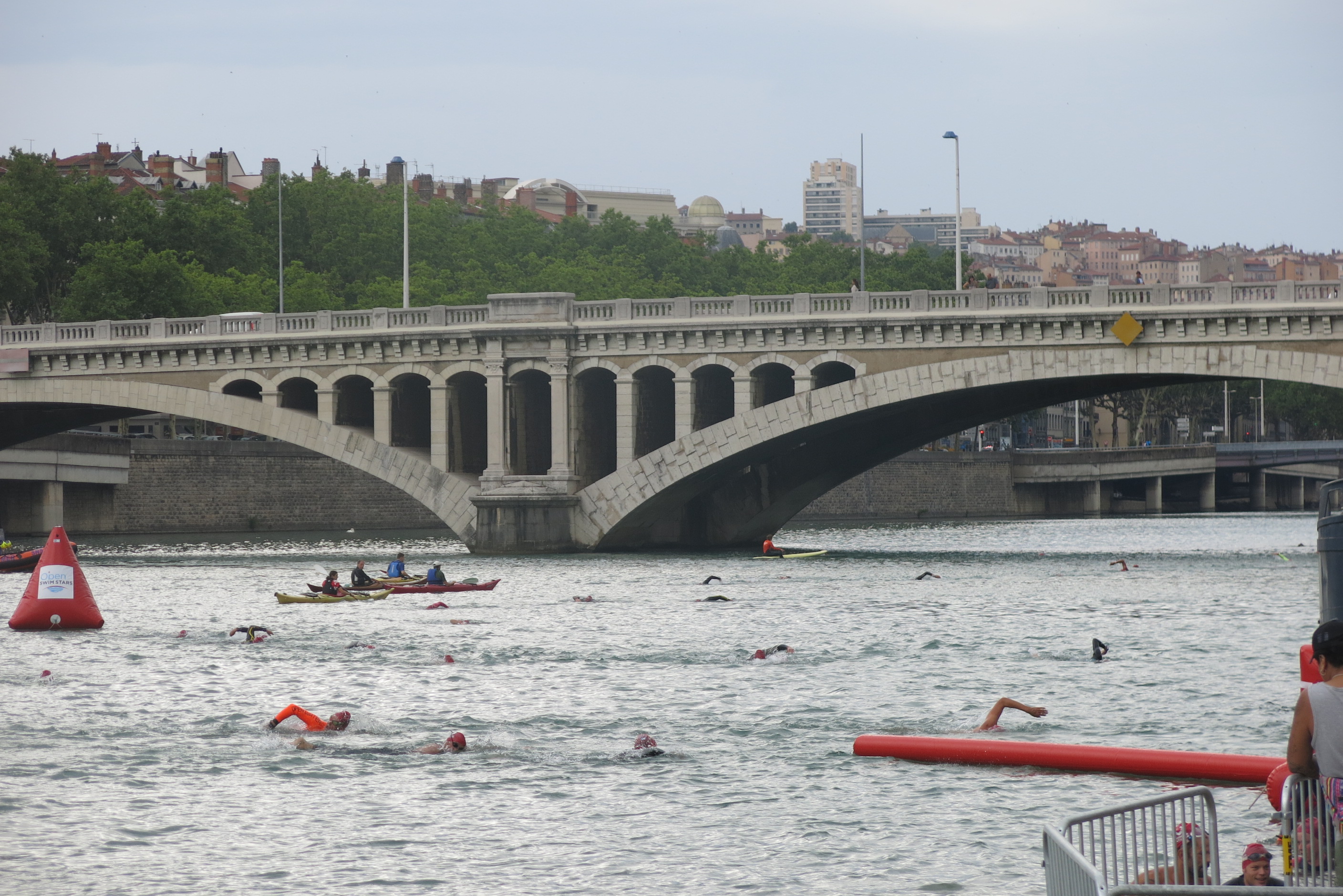 Nage dans le Rhône ()