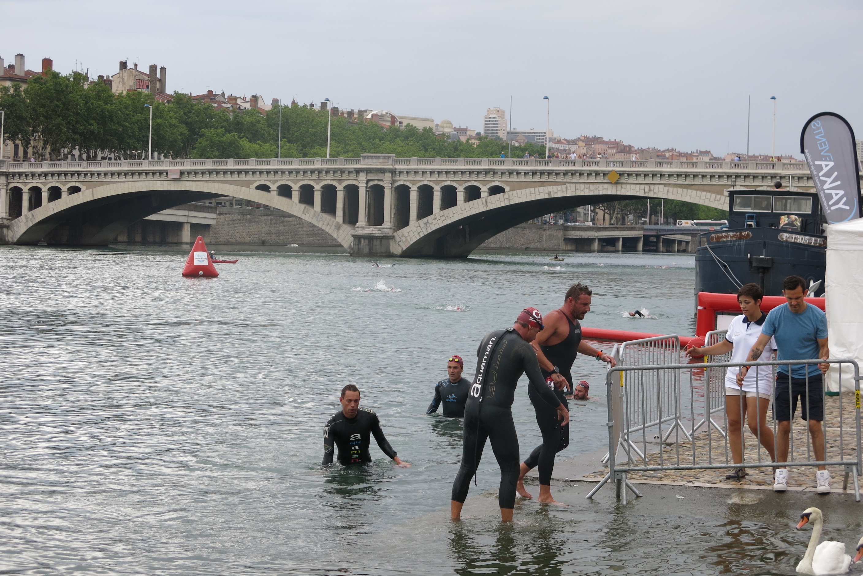 Les premiers nageurs à l'arrivée Les premiers nageurs à l'arrivée