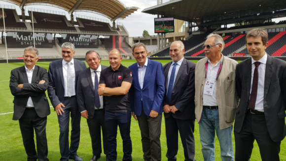 L'architecte Albert Constantin avec les dirigeants du LOU Rugby au Matmut Stadium de Gerland
