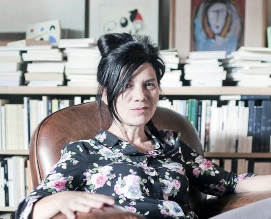 Brigitte Giraud portrait assise