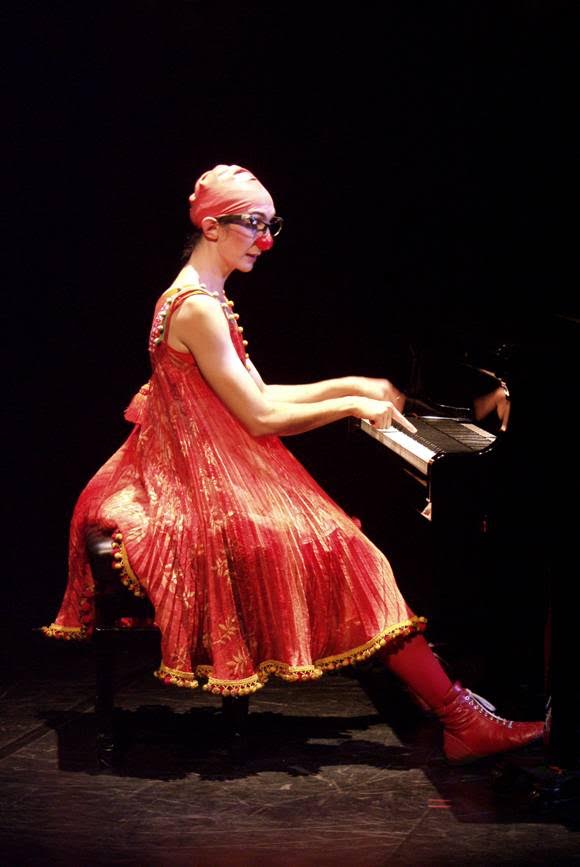 Roseline Guinet dans “Frantz, pianiste et clown de concert” © Cie Les Nouveaux Nez