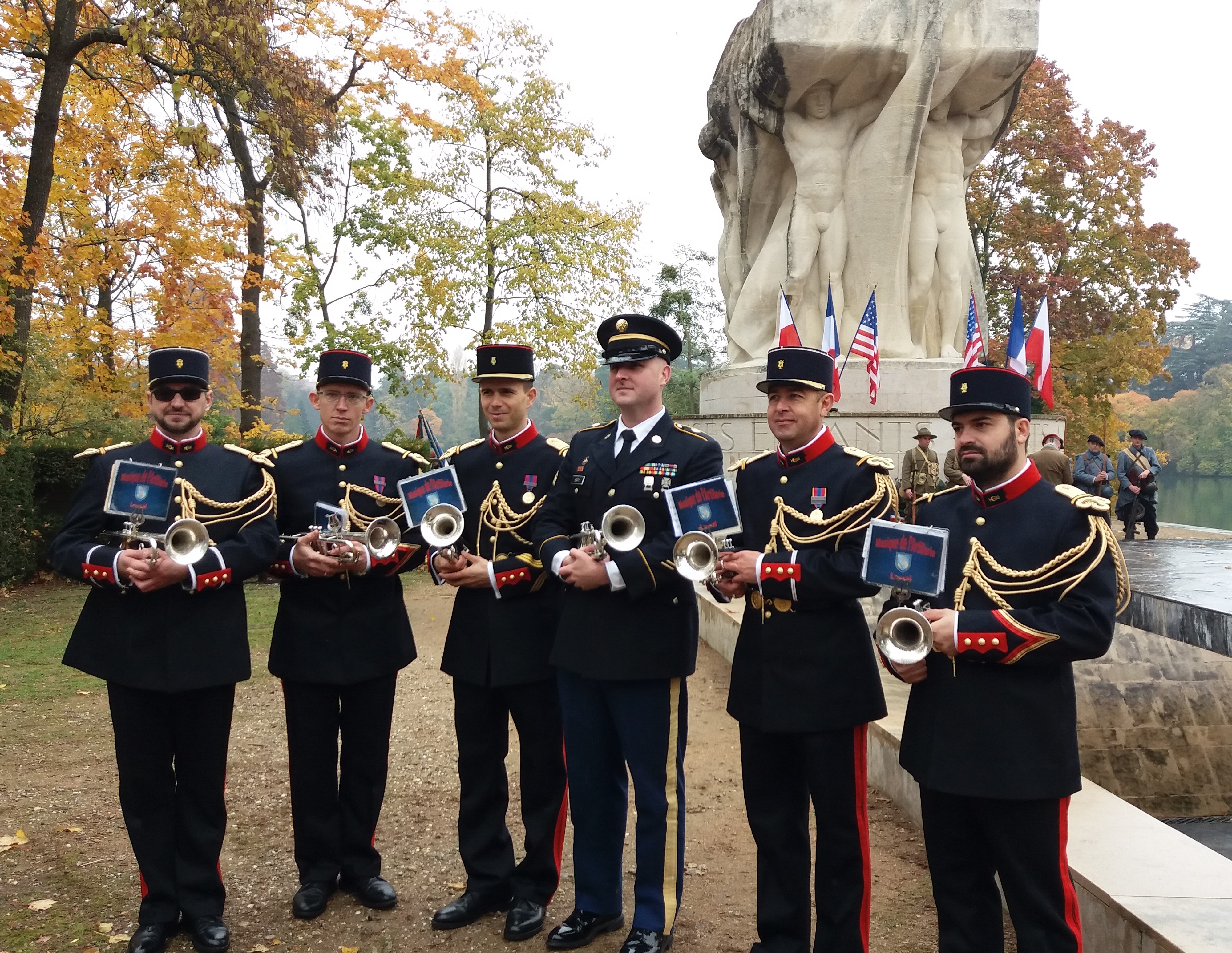 Thomas Baty (au centre, avec la casquette), aux côtés de musiciens de l'armée française