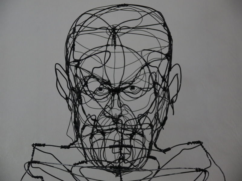 Gérald Bortoluzzi – Sigmund Freud is watching you, 1994. Cintres assemblés. 170 cm © DR